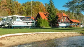 Jesienne kadry w porcie Pod Dębem, nad jeziorem Nidzkim, październik 2025 r. - zdjęcie 26