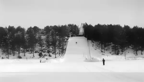 Zapomniana i już dziś nieistniejąca skocznia narciarska na Mazurach (rekonstrukcja AI) - zdjęcie 1