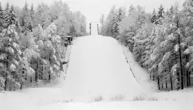 Zapomniana i już dziś nieistniejąca skocznia narciarska na Mazurach (rekonstrukcja AI) - zdjęcie 3