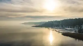 Niegocin skuty lodem w okowach zimowych mgieł, styczeń 2026  - zdjęcie 1