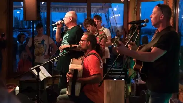 Zdjęcia: Port AZS-u oklaskiwał zespół Mechanicy Shanty - zdjęcie 1