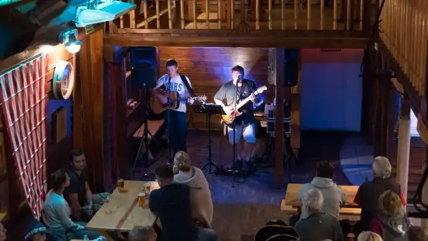 Zdjęcia: Muzyczne doświadczenie i powiew młodości w Tawernie Keja  - zdjęcie 8