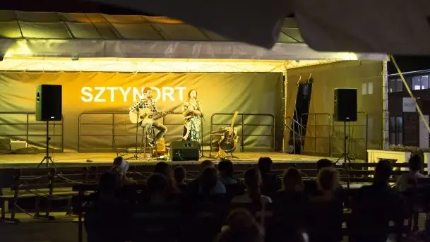 Zdjęcia: Hipnotyzujący wokal podkreślony gitarą akustyczną  - zdjęcie 9