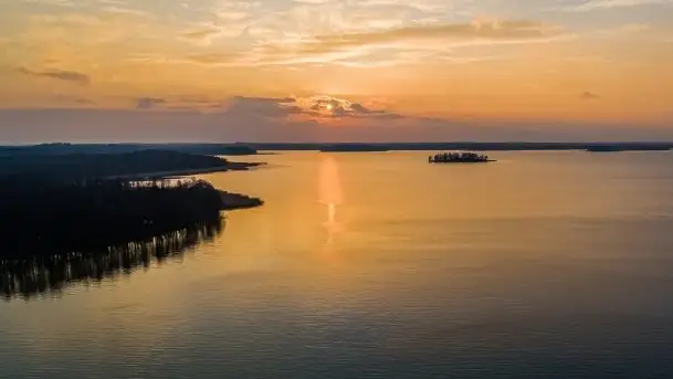 Marcowy zachód słońca nad jeziorem Dobskim