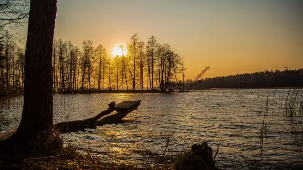 Złote jezioro Dejguny w kwietniowym słońcu