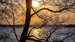 Złote jezioro Dejguny w kwietniowym słońcu - zdjęcie 17