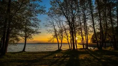 Majowy zachód słońca nad jeziorem Dargin