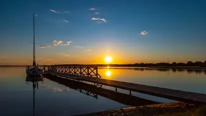Wieczorne słońce nad jeziorem Święcajty