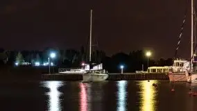 Port AZS Wilkasy skąpany w ciemnościach nocy - zdjęcie 9