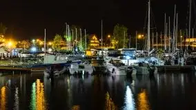 Port AZS Wilkasy skąpany w ciemnościach nocy - zdjęcie 1