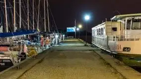 Port AZS Wilkasy skąpany w ciemnościach nocy - zdjęcie 27