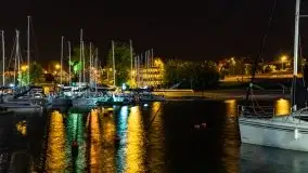 Port AZS Wilkasy skąpany w ciemnościach nocy - zdjęcie 6