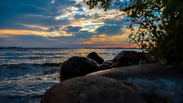 Wrześniowy zachód słońca w porcie Nowy Harsz, jez. Dargin