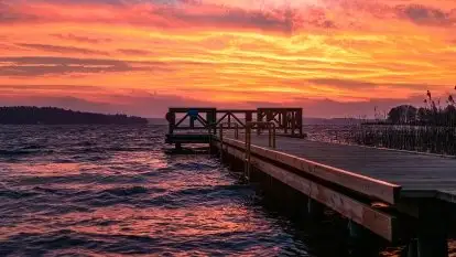 Piękny, grudniowy wschód słońca nad jeziorem Święcajty, 2020