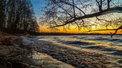 Wschód słońca nad jeziorem Gołdopiwo