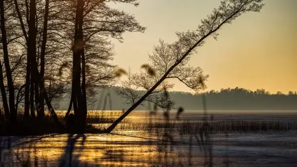 Marcowy zachód słońca nad jeziorem Dejguny