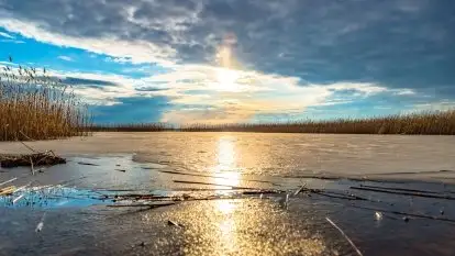 Przedwiosenny zachód słońca w porcie Kal, jezioro Mamry