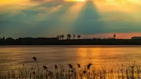 Kwietniowy deszczowy zachód słońca nad jeziorem Kruklin - zdjęcie 26