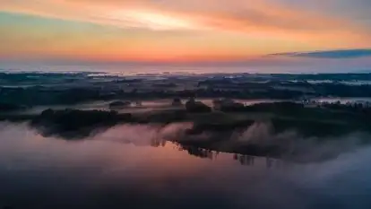 Wschód słońca z drona nad jeziorem Wojnowo