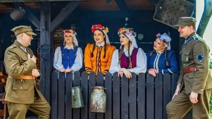 Połączenie mazursko - warmińskiego folkloru z żołnierskim sznytem