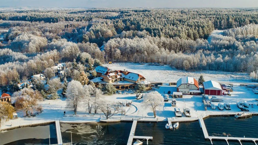 Zima na Mazurach. Dłużej=taniej!