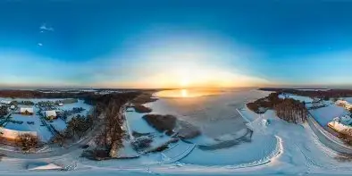 Zimowe wschód słońca nad jeziorem Dargin