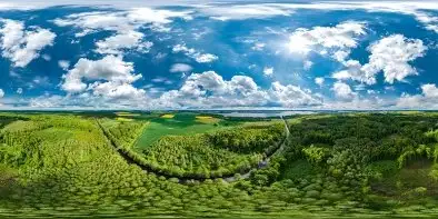 Kanał Mazurski w tle z jeziorem Mamry