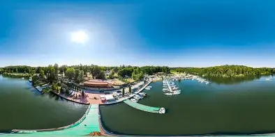 Port U Faryja, nad keją statku Faryj IV