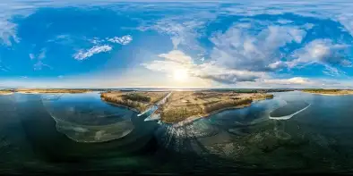 Kanał Tałcki i jezioro Tałtowisko częściowo zamarznięte