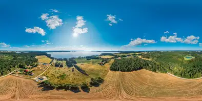 Nowy Harsz i Dargin widoczny znad pół i łąk, sierpień 2022 r.