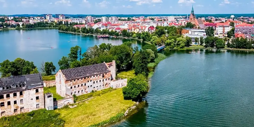 Zamek krzyżacki na wyspie (półwyspie) znajduje się w?